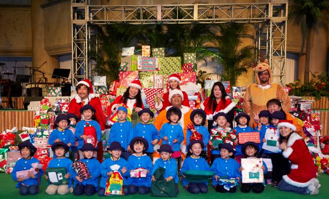 KONISHIKIサンタが玩具のプレゼント